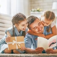 hijas felicitando el cumpleaños a su padre