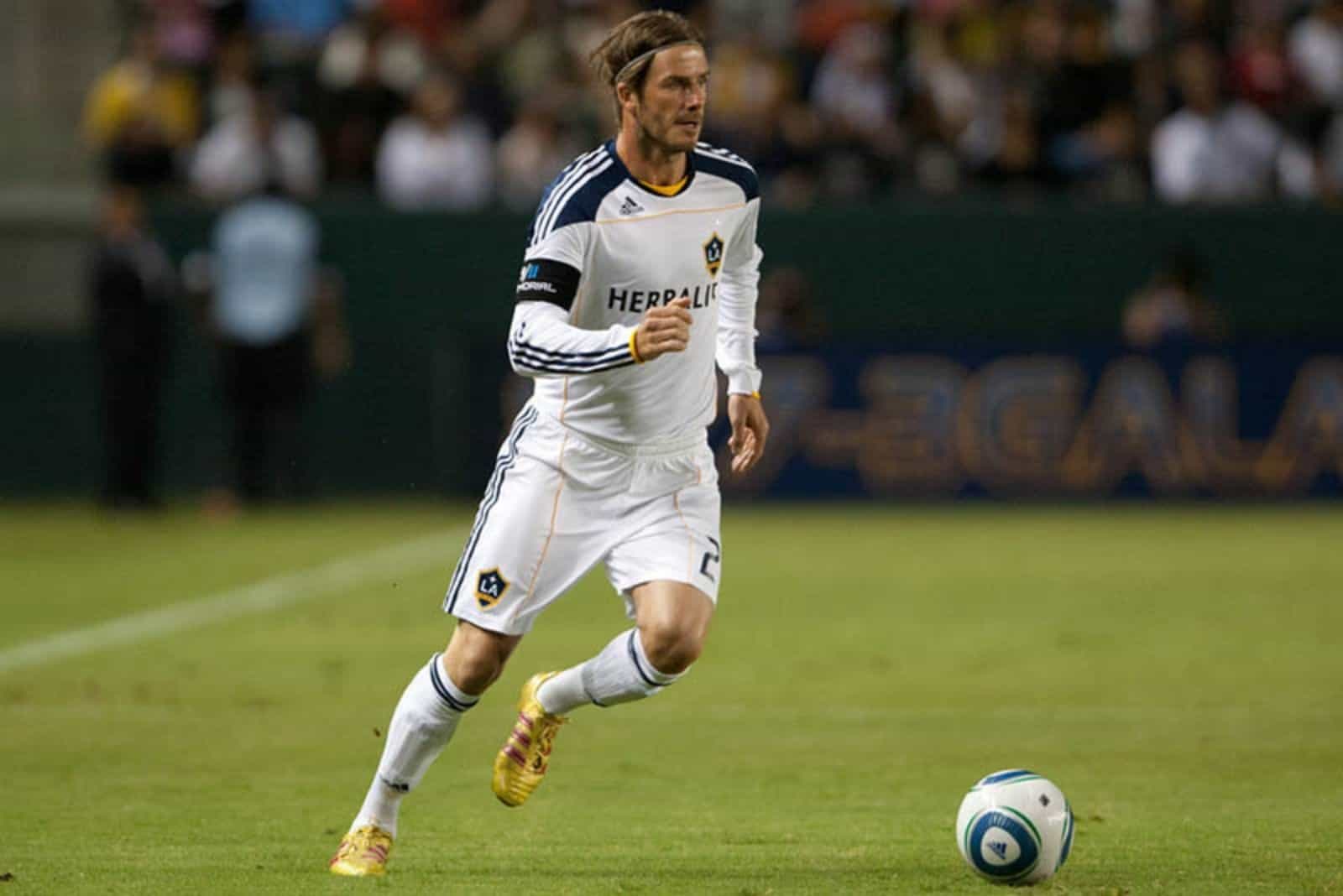 David Beckham jugando al fútbol