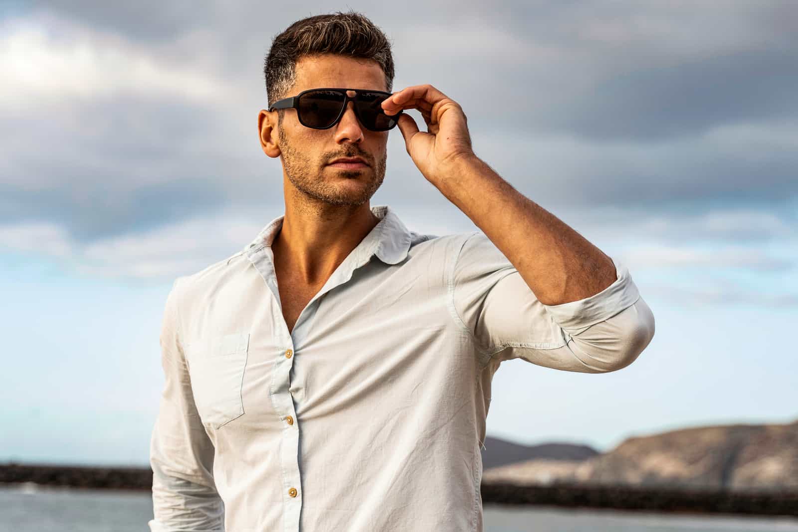 un hombre guapo con gafas en la cabeza