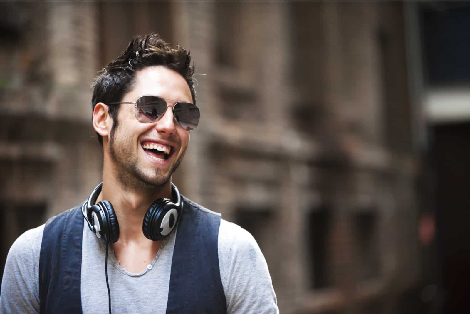 un hombre sonriente con gafas en la cabeza