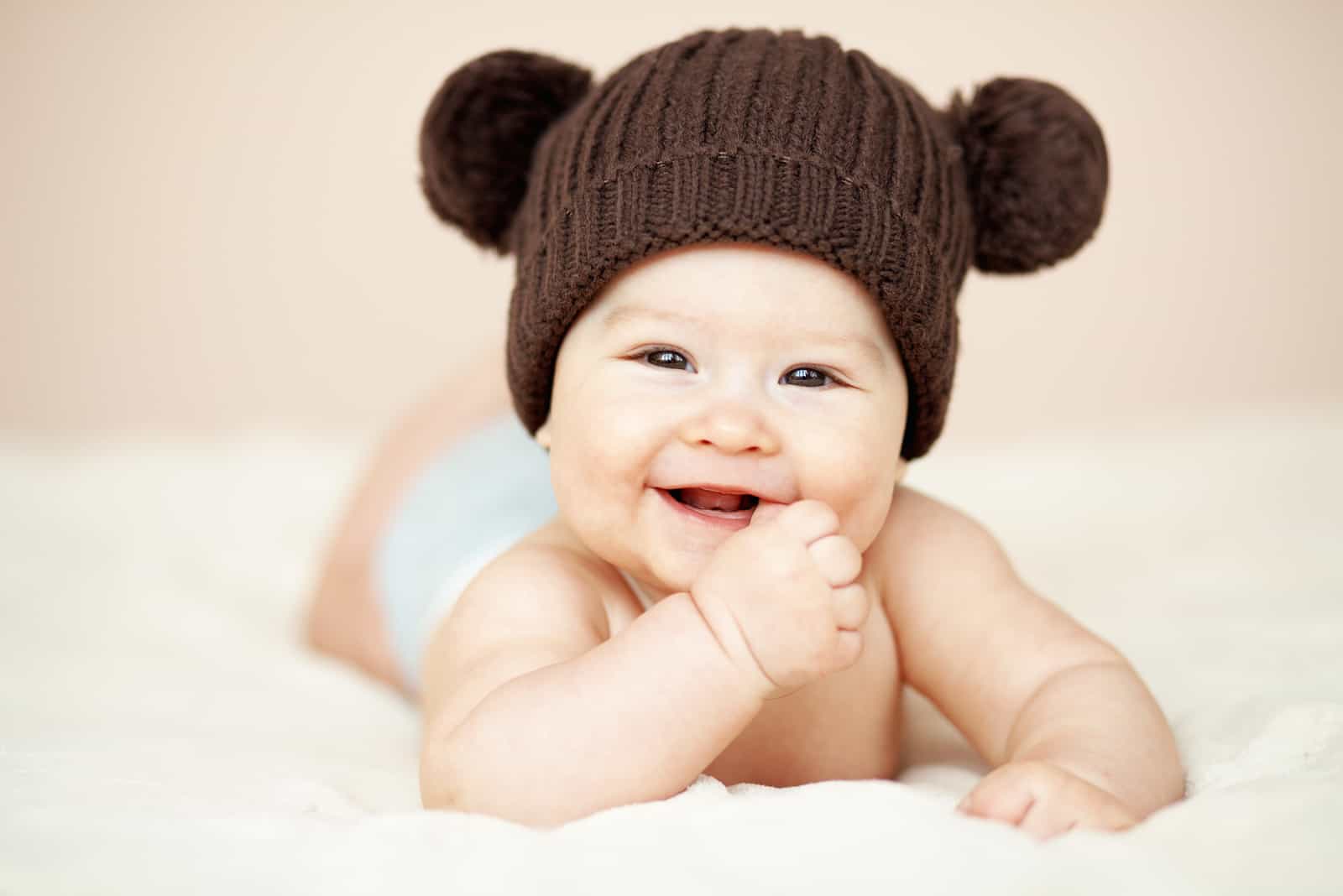 adorable niño sonriendo con gorro de peluche