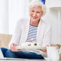 mujer mayor celebrando su cumpleaños