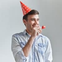 hombre celebrando su 25 cumpleaños