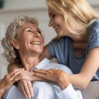 mujer abrazando a su madre