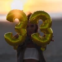 mujer que celebra su 33 cumpleaños