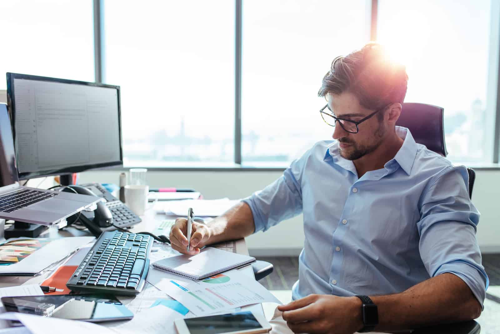 hombre trabajando en oficina