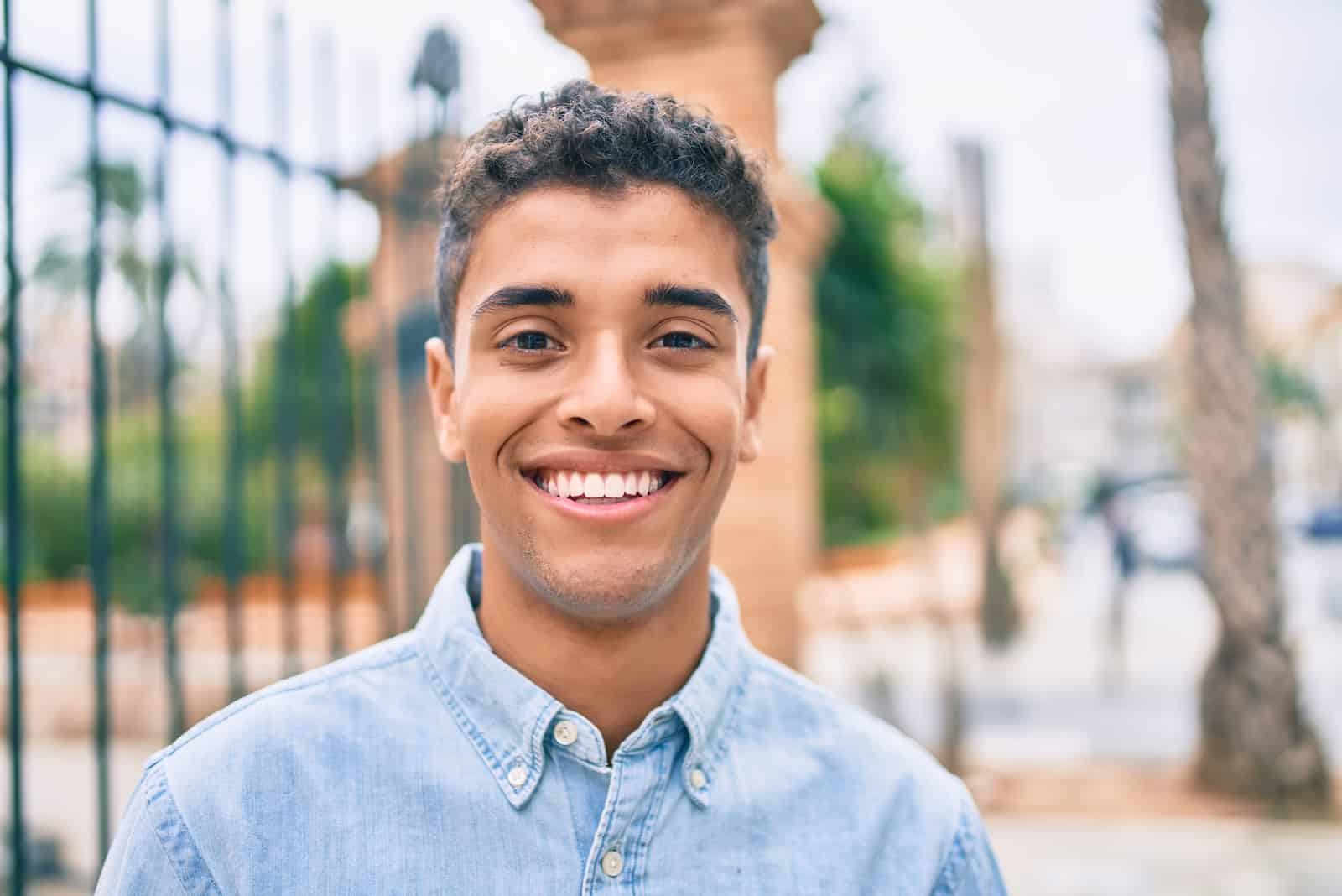 retrato de un joven sonriendo