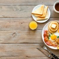 Desayuno completo en mesa de madera