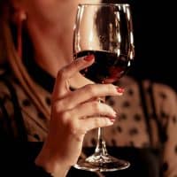 mujer con un vaso de vino en la mano