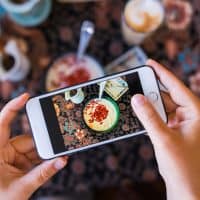 mujer haciendo una foto de su comida para instagram