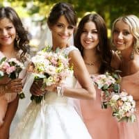 Novia con damas de honor en el parque el día de la boda