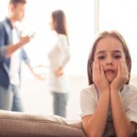 hija triste de padres divorciados