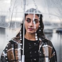 mujer con paraguas bajo la lluvia