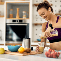 mujer sonriente haciendo Smoothie