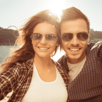 hombre y mujer sonrientes haciéndose una foto