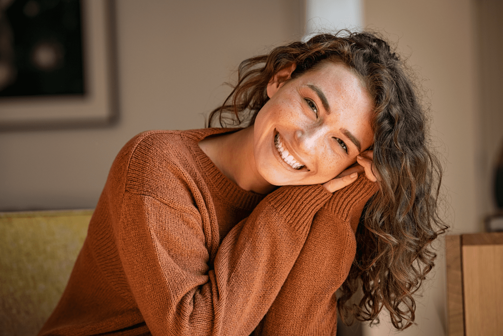 una hermosa mujer de largo cabello castaño