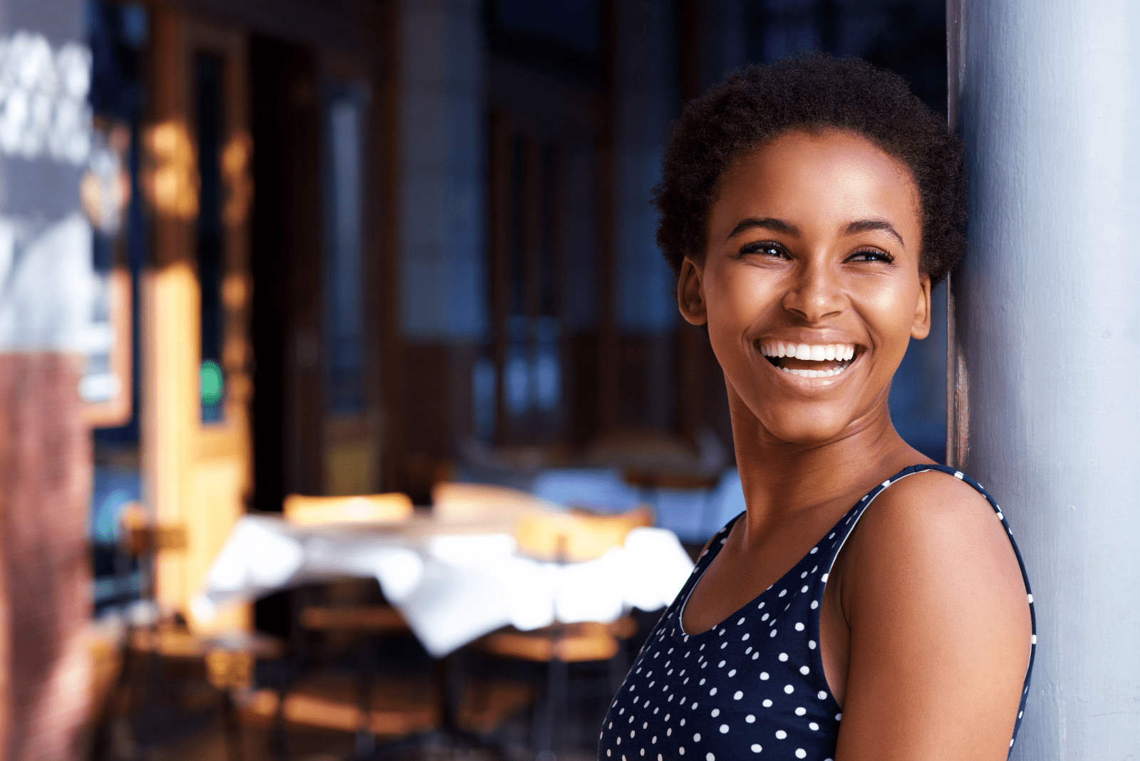 hermosa mujer sonriente con el pelo corto