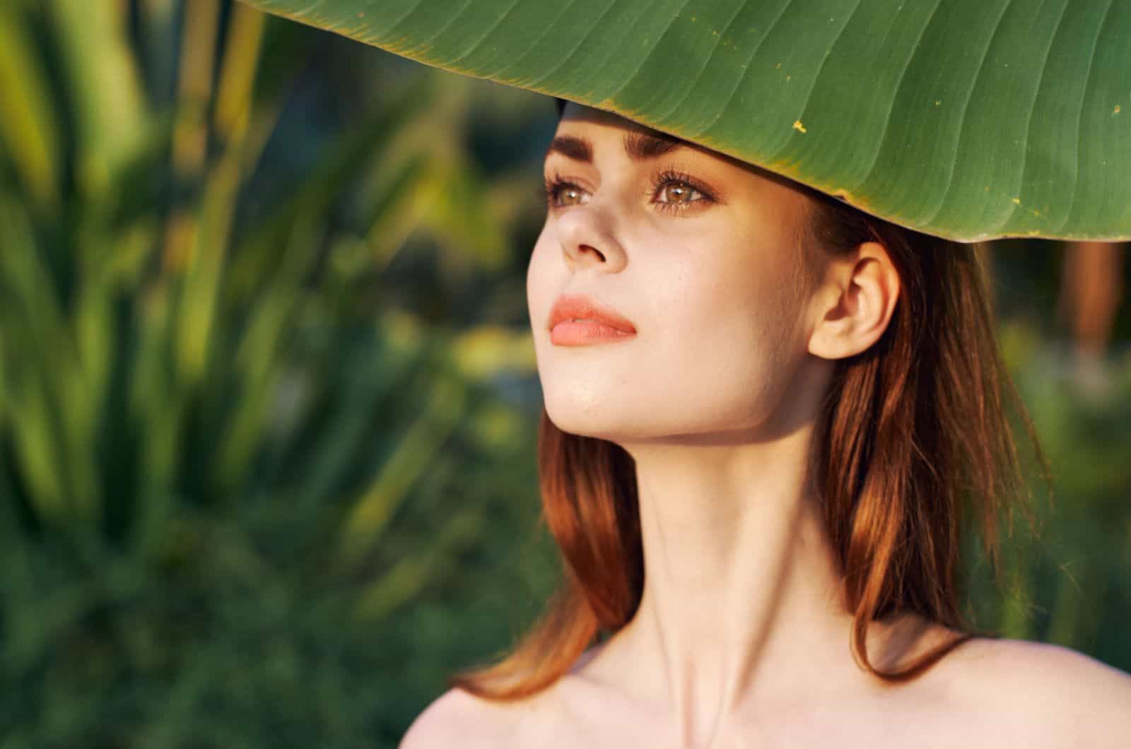 hermosa mujer posando al atardecer