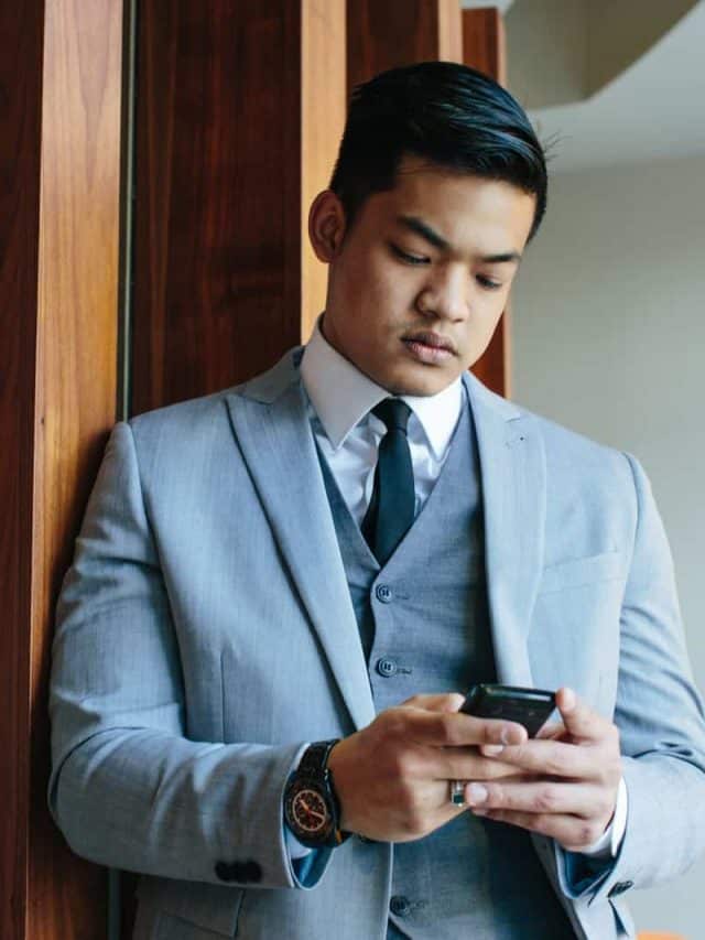 man in suit texting his girlfriend