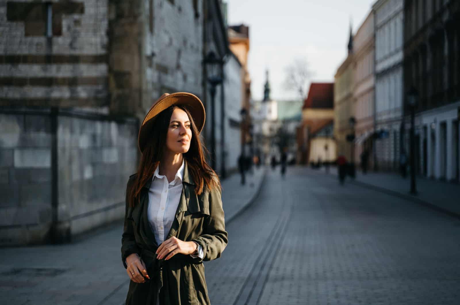 retrato de una mujer caminando por la calle