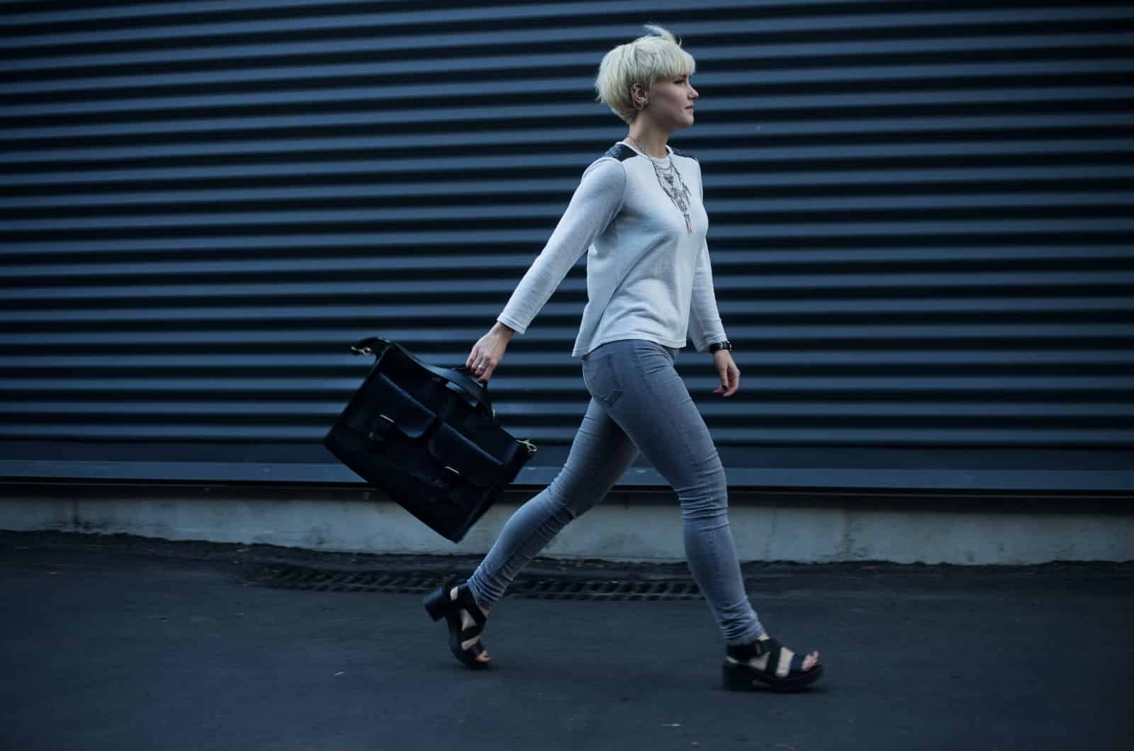 mujer bajita caminando y llevando un bolso