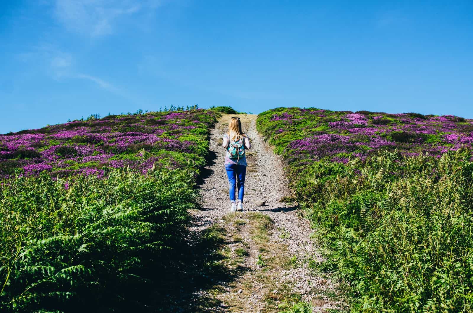 mujer bajita caminando por un campo