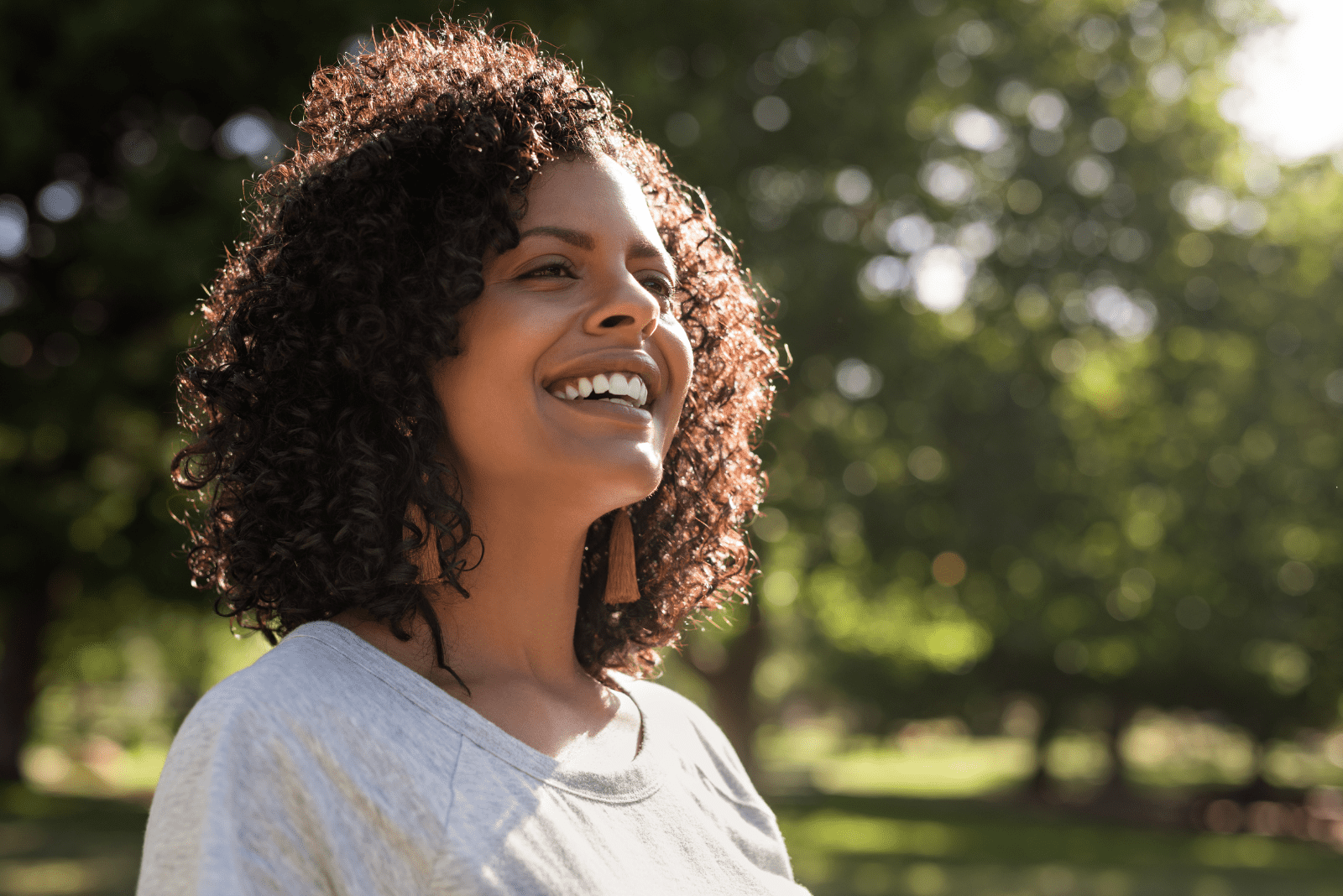 mujer sonriente de pie en el parque