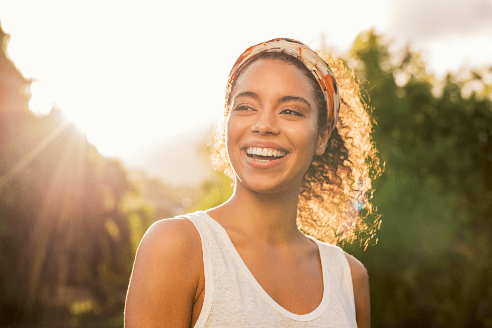 mujer sonriente con el pelo recogido