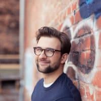 retrato de un joven con gafas