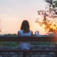 mujer sentada al aire libre en un parque