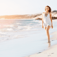 mujer sonriente en la playa