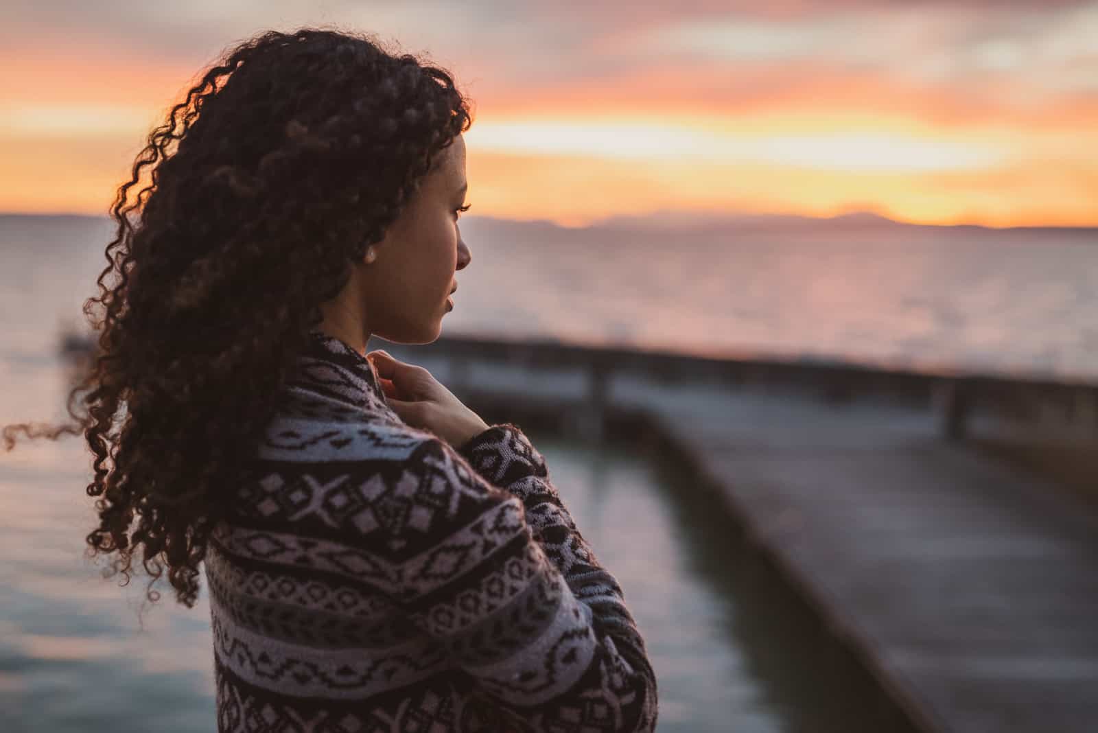 mujer de pie en cubierta mirando a lo lejos