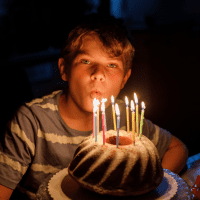 el niño celebra su cumpleaños