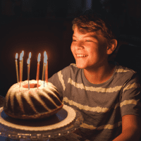 un niño sonriente celebra su cumpleaños