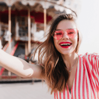 una mujer sonriente se hace una foto