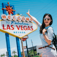 una mujer sonriente se hace una foto en Las Vegas