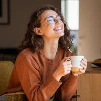 mujer feliz y contenta bebiendo té