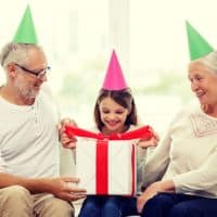 abuelos con su nieta por su cumpleaños