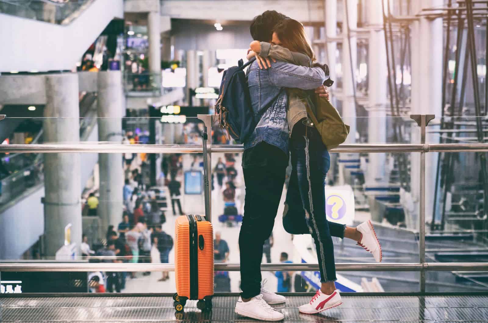 pareja abrazándose en el aeropuerto