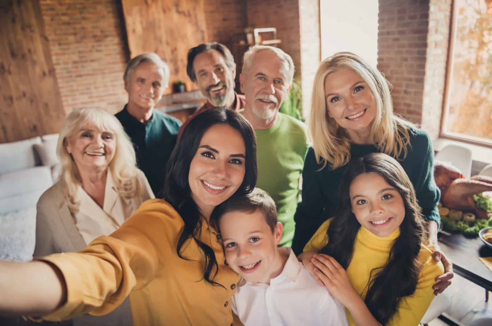 familia tomándose un selfie