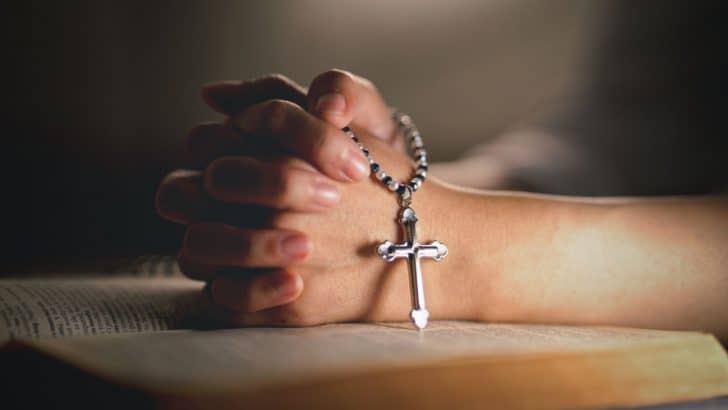 17 oraciones católicas nocturnas para dormir plácidamente
