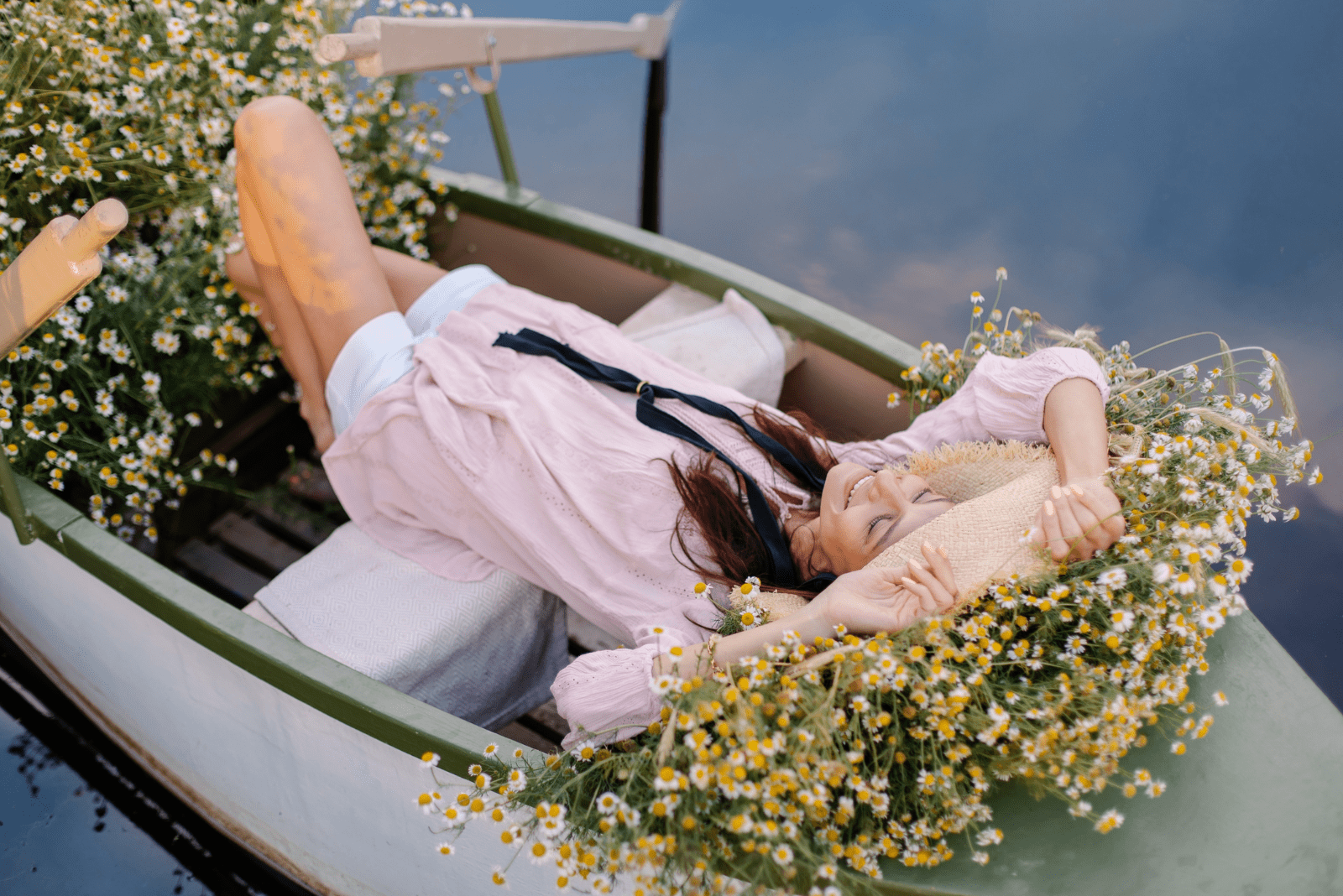 una bella mujer disfruta de un barco