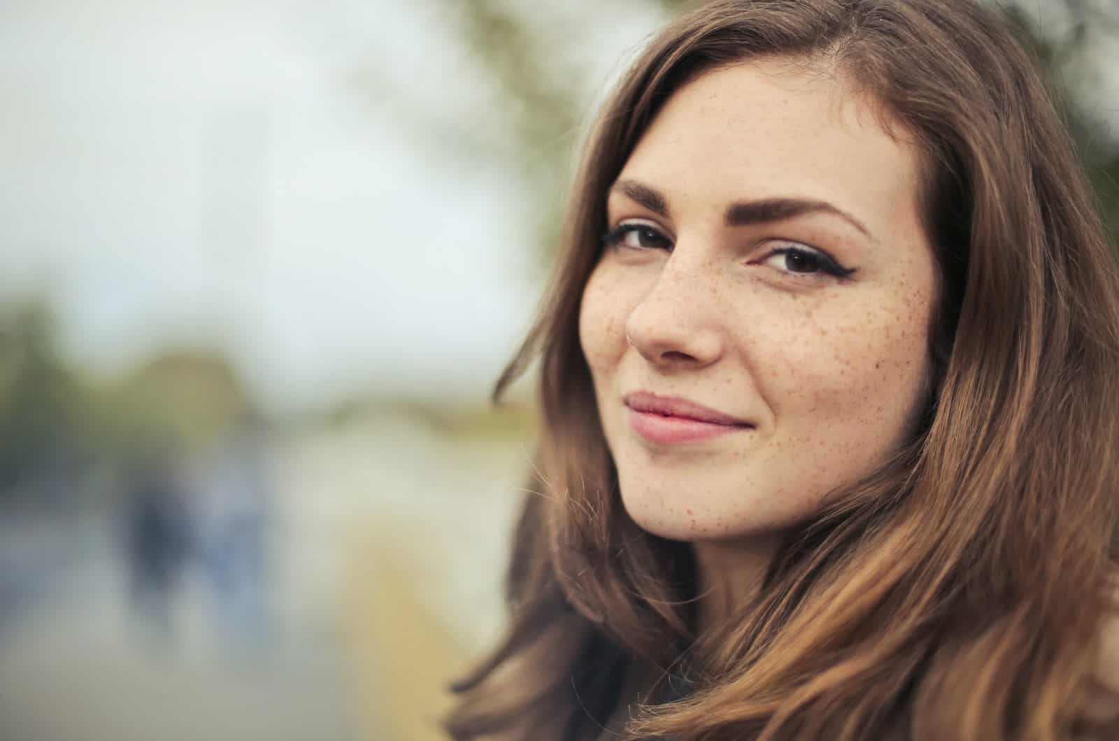 retrato de una mujer morena