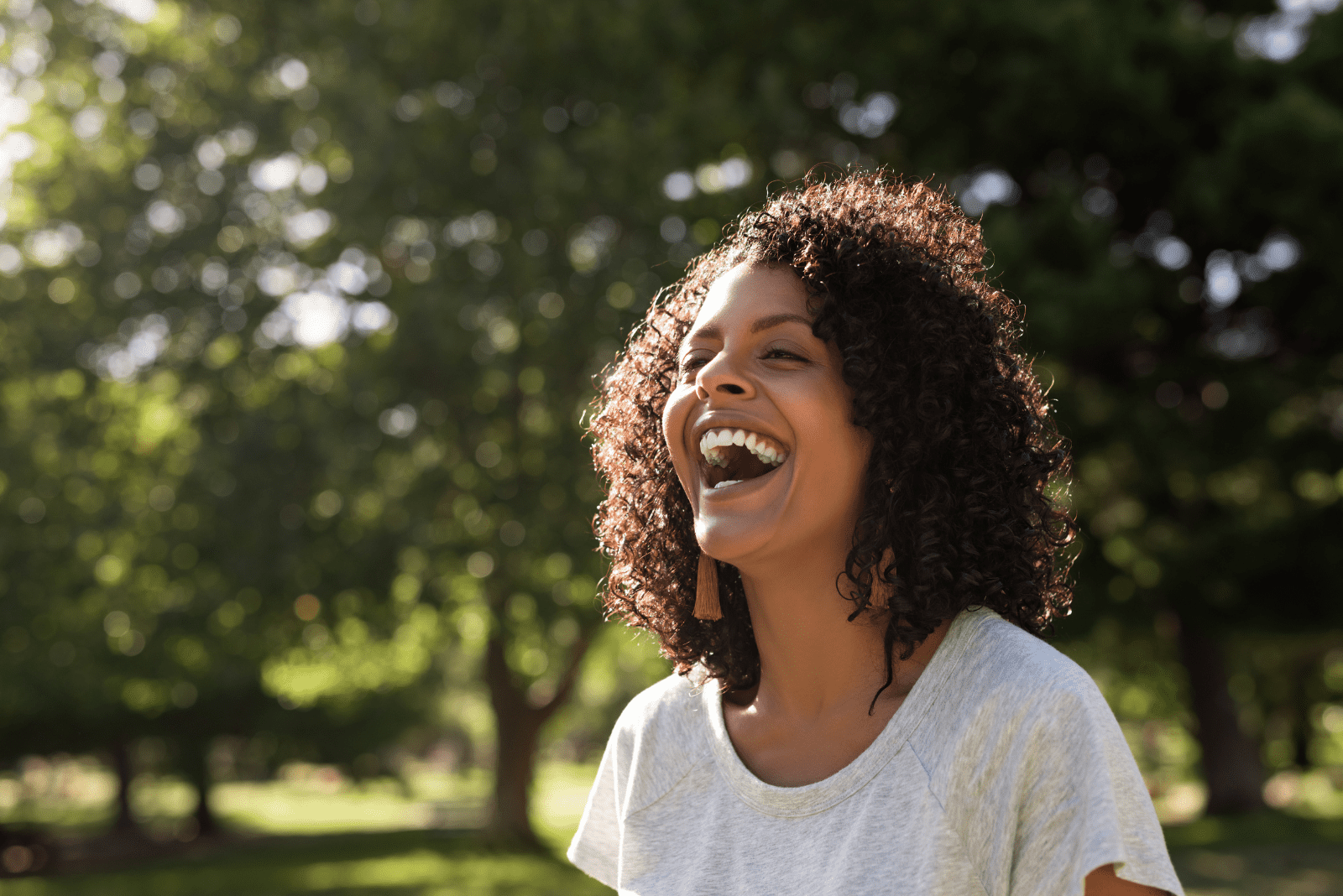 mujer sonriente con el pelo encrespado 