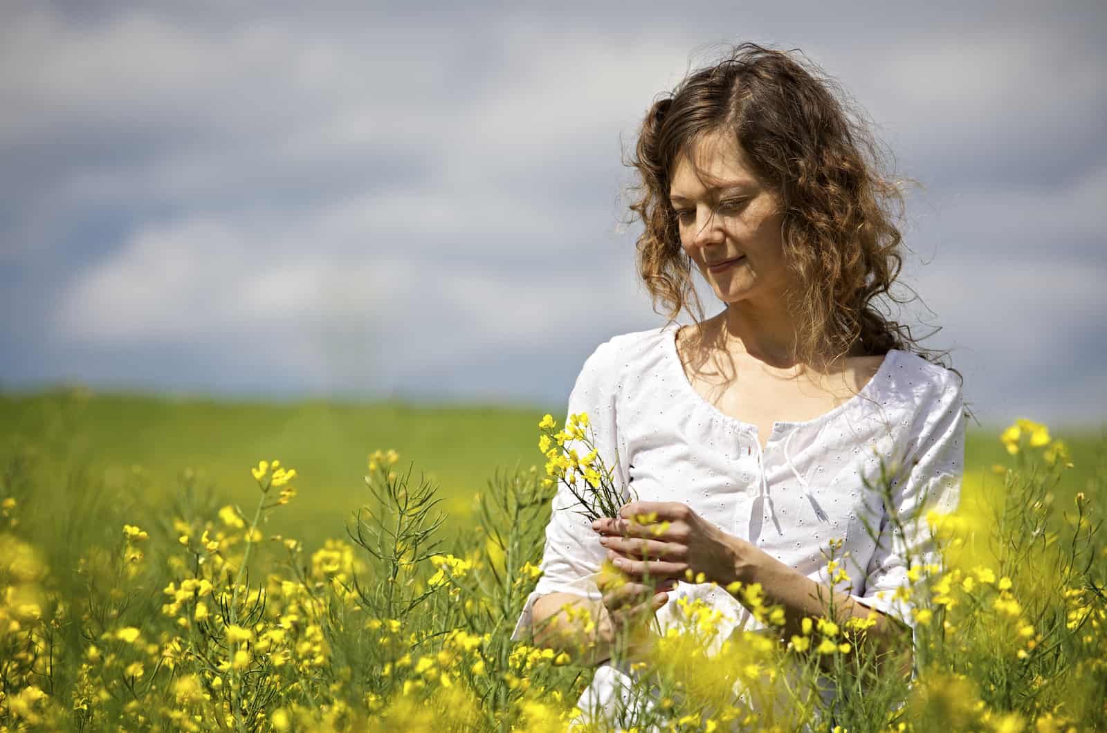 mujer de pie en un campo de flores