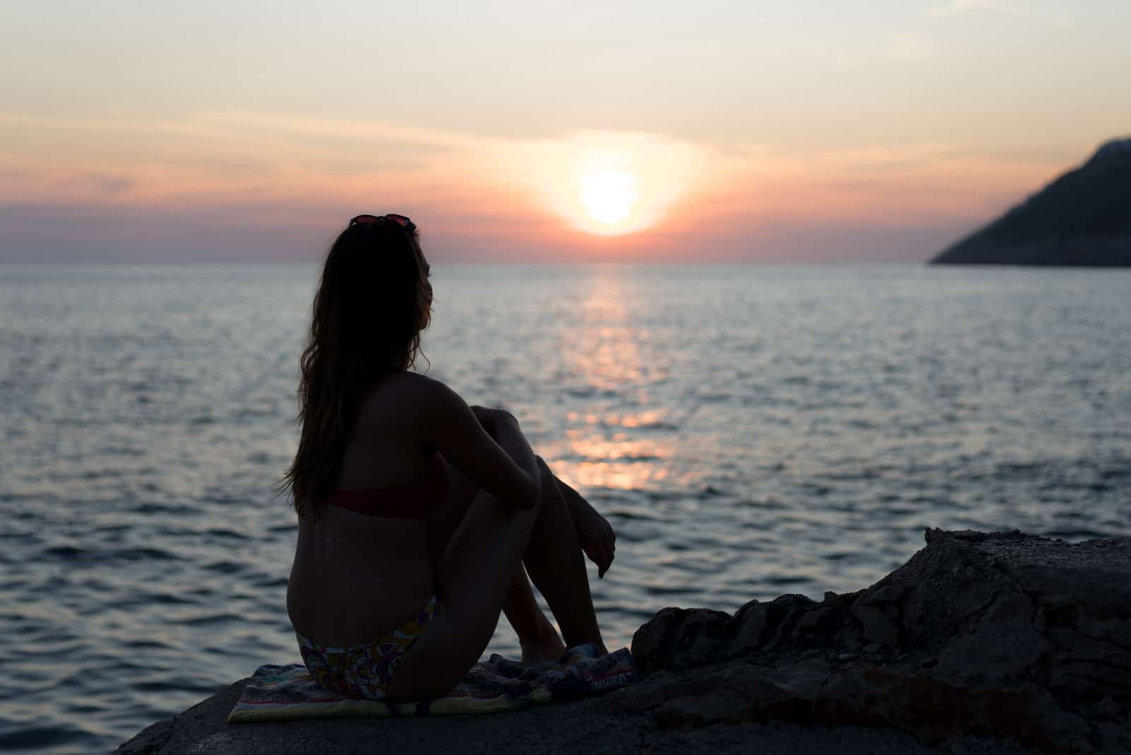 mujer mirando la puesta de sol