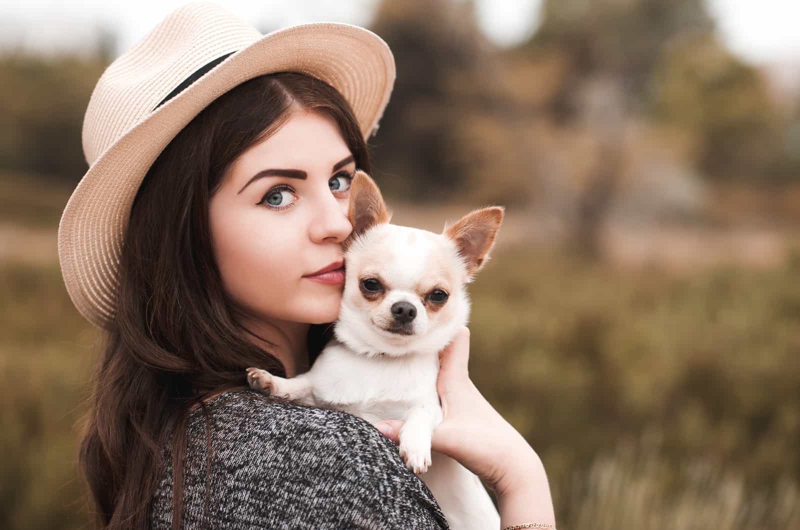 mujer con un chihuahua