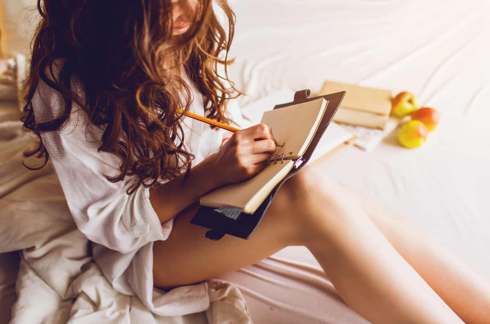 mujer escribiendo en un cuaderno