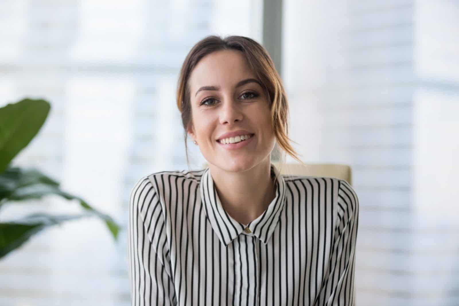 hermosa niña sonriente