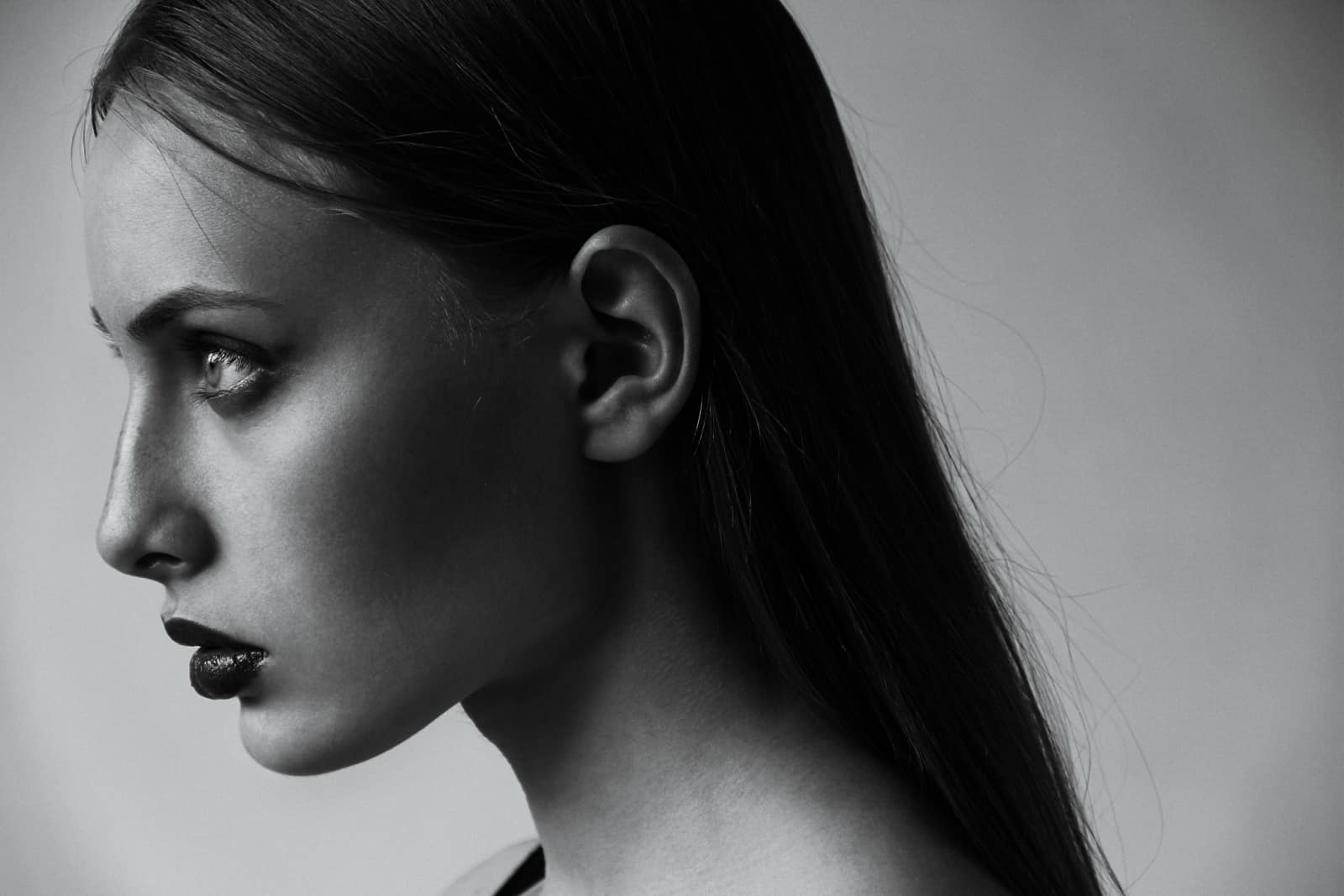 retrato de lado en blanco y negro de una mujer